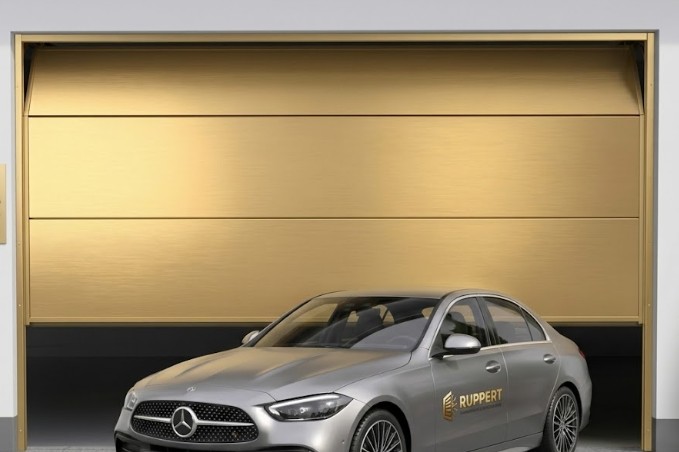 Luxuriöses goldenes Sektionaltor vor Premium Fahrzeug